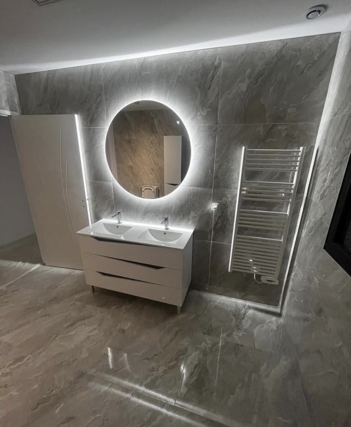 Salle de bains marbre & double vasque rétroéclairée