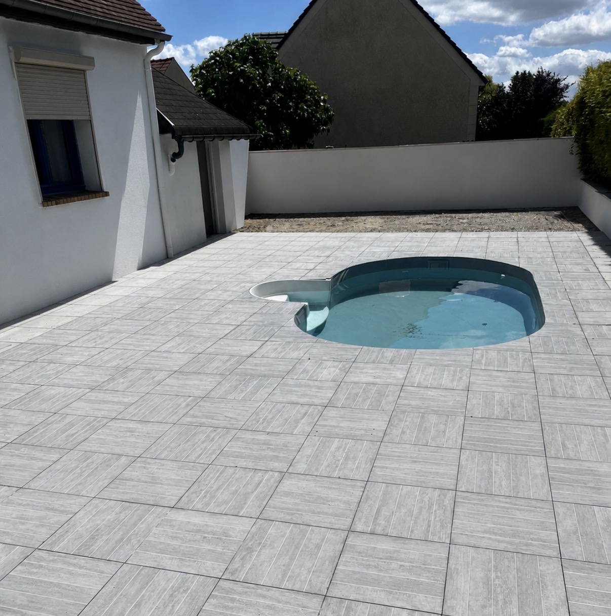 Terrasse carrelée autour de piscine
